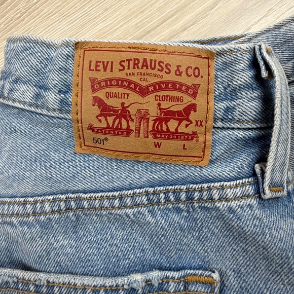 Levi's Women's 501 Denim Shorts Distressed Frayed Hem Light Wash W30 Button Fly - Picture 2 of 9